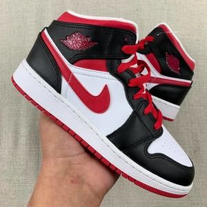 Jordan 1 Mid “Very Berry”